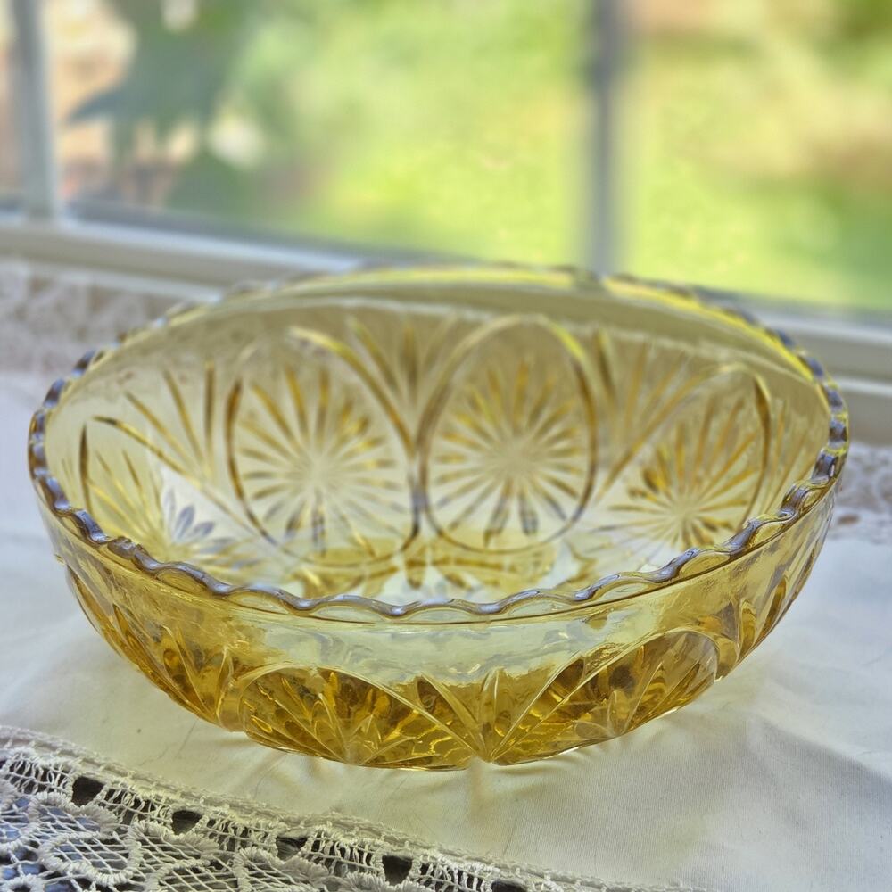 Star & Cameo Medallion Yellow Amber Glass Vegetable Serving Bowl Anchor Hocking
